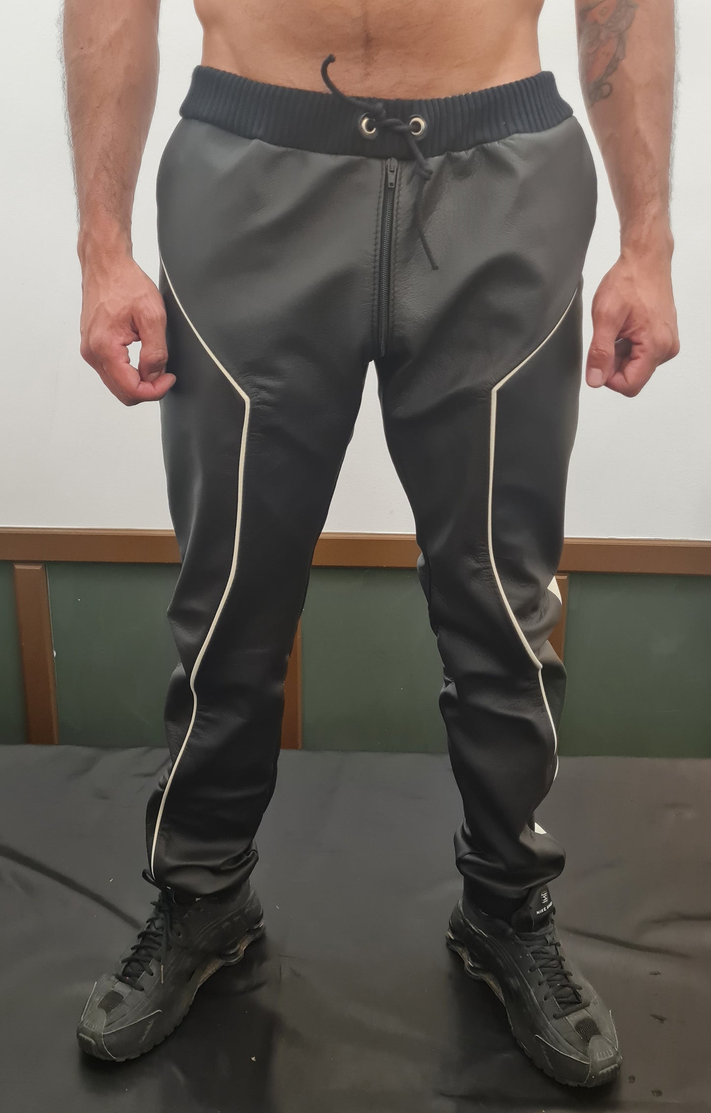 Leder-Sweatpant mit Seitenstreifen