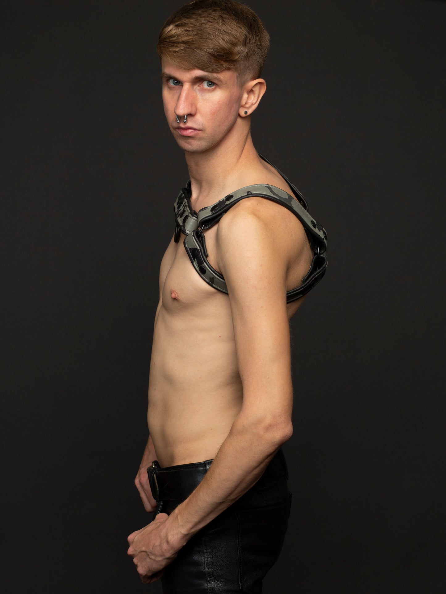 Military Harness mit Paspel und Druckknöpfen