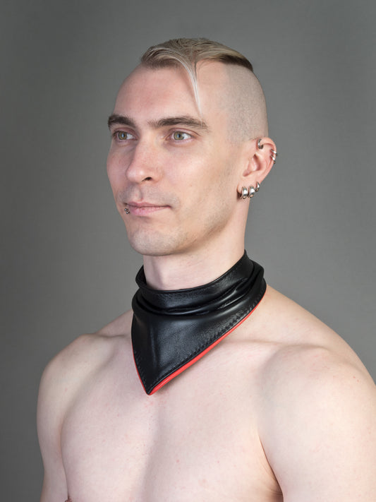 Halstuch / Dreieckstuch mit Paspel und Druckknöpfen