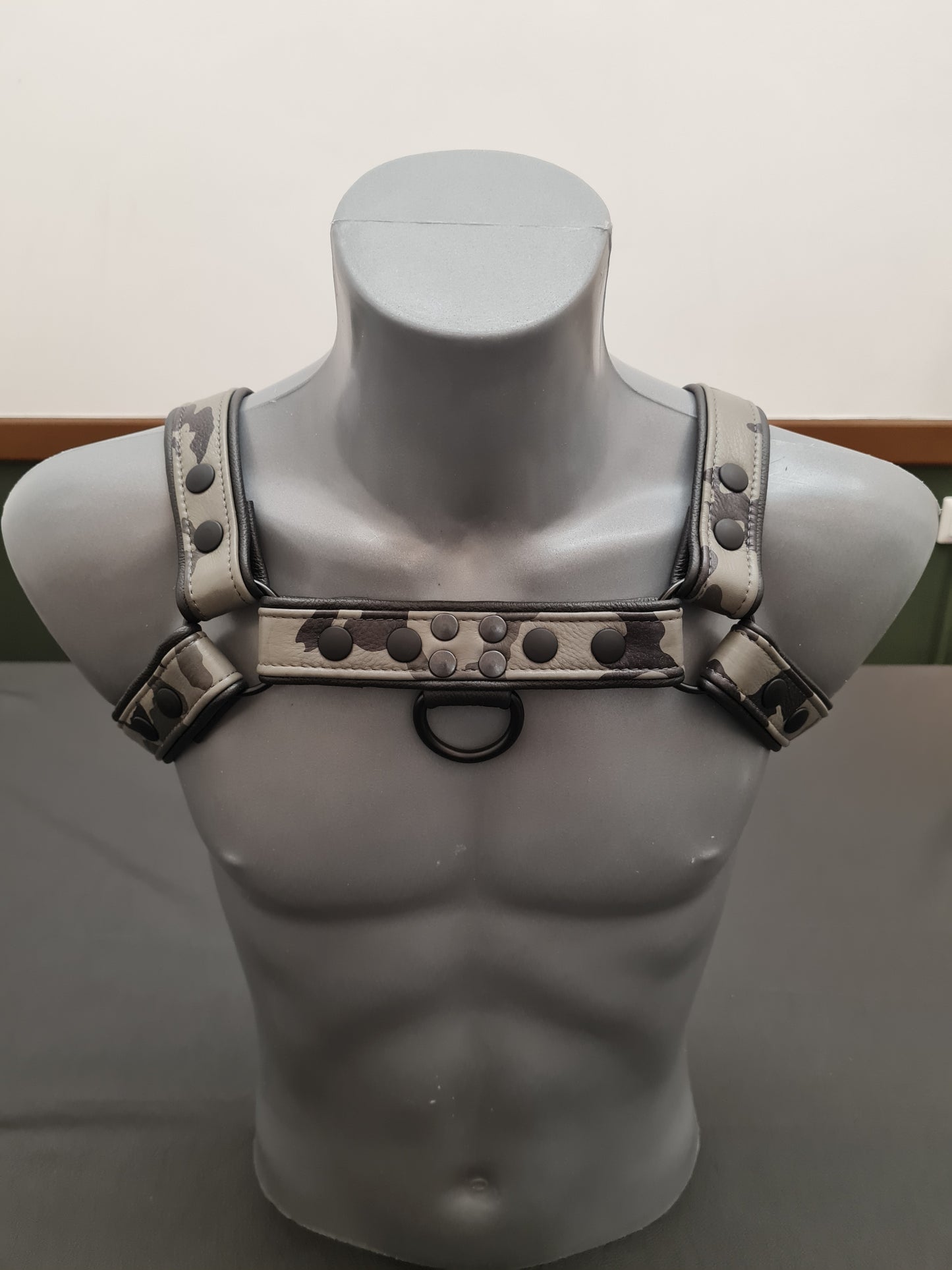 Military Harness mit Paspel und Druckknöpfen