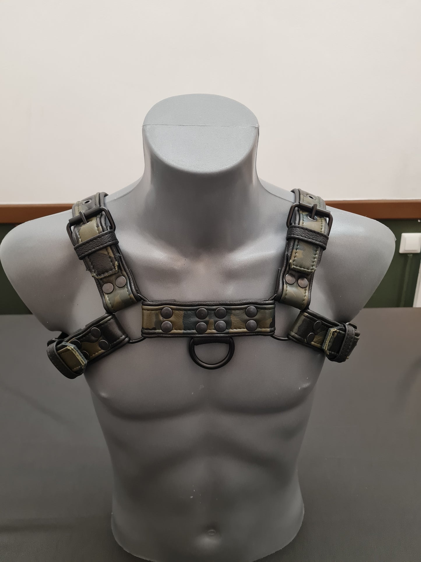 Military Harness mit Paspel und Schnalle