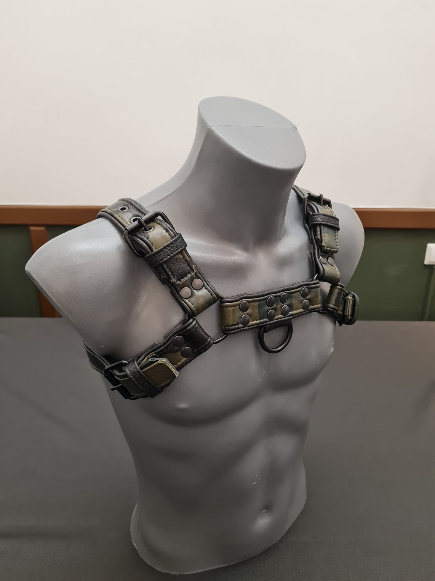 Military Harness mit Paspel und Schnalle