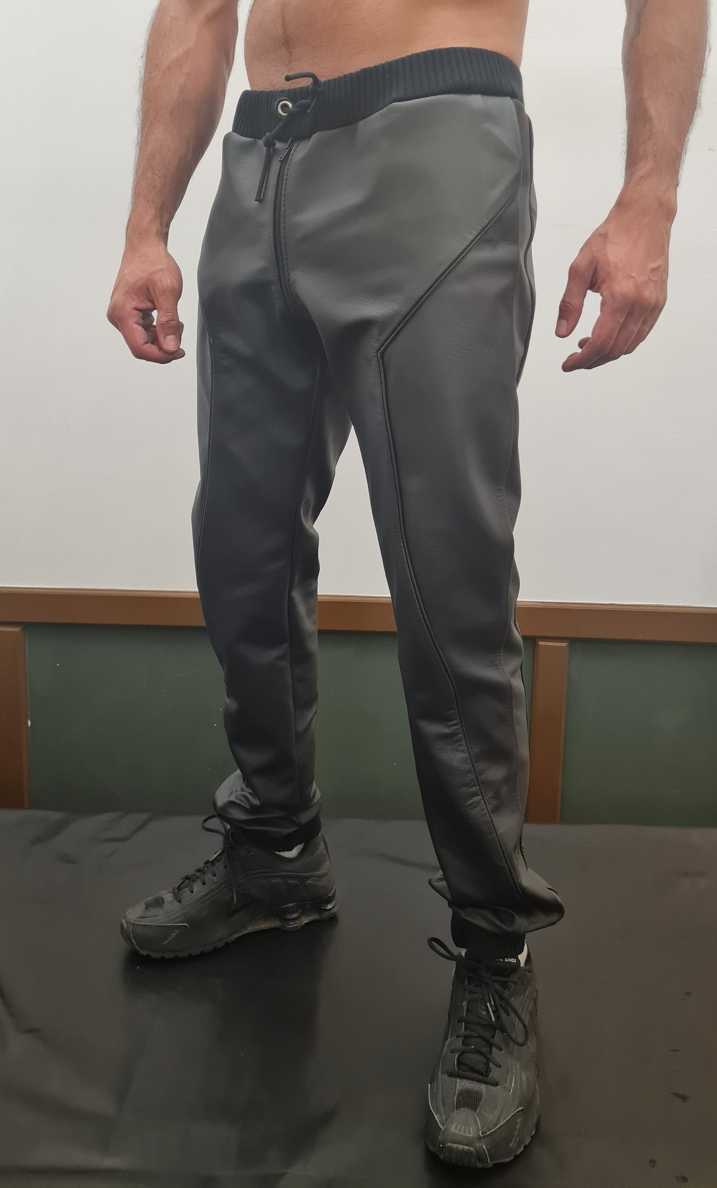 Leder-Sweatpant mit Seitenstreifen