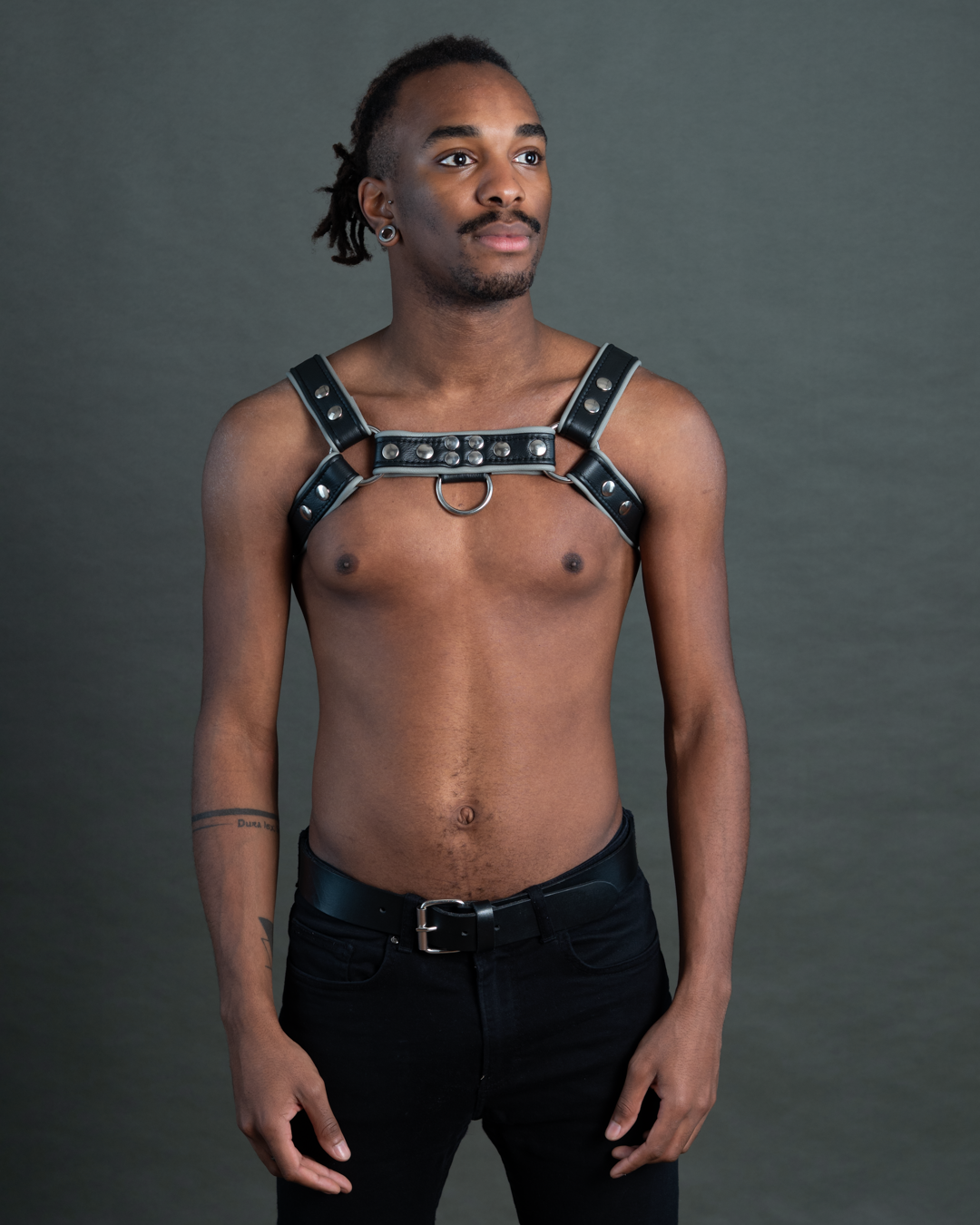 Harness mit Paspel und Druckknöpfen