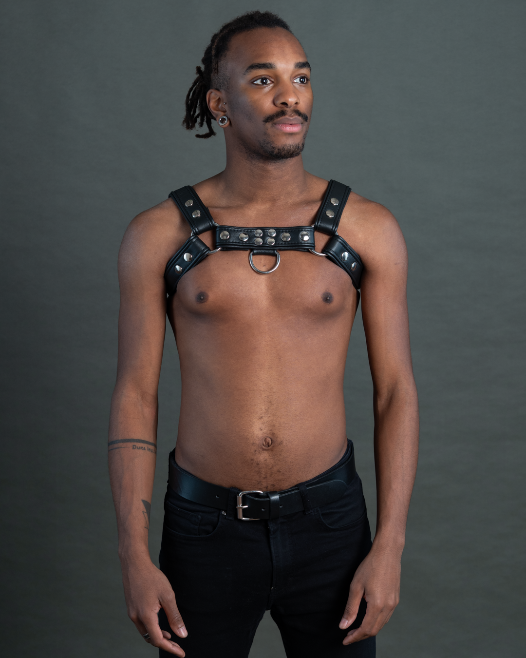 Harness mit Paspel und Druckknöpfen