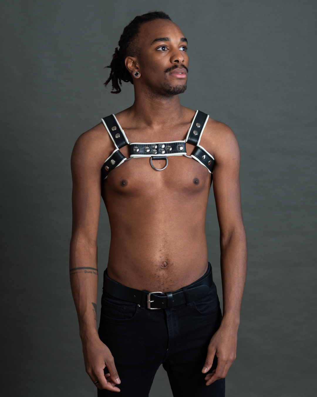 Harness mit Paspel und Druckknöpfen