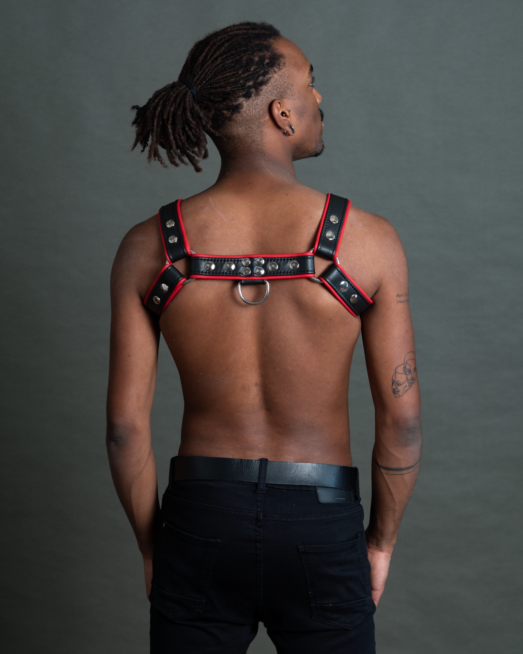 Harness mit Paspel und Druckknöpfen