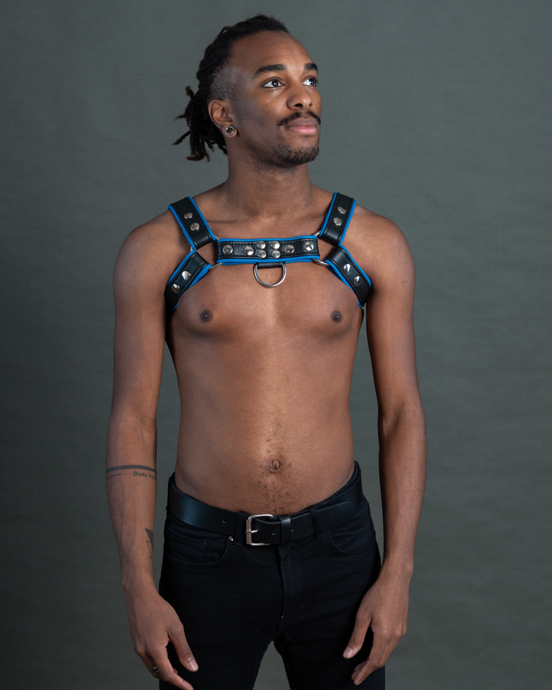Harness mit Paspel und Druckknöpfen